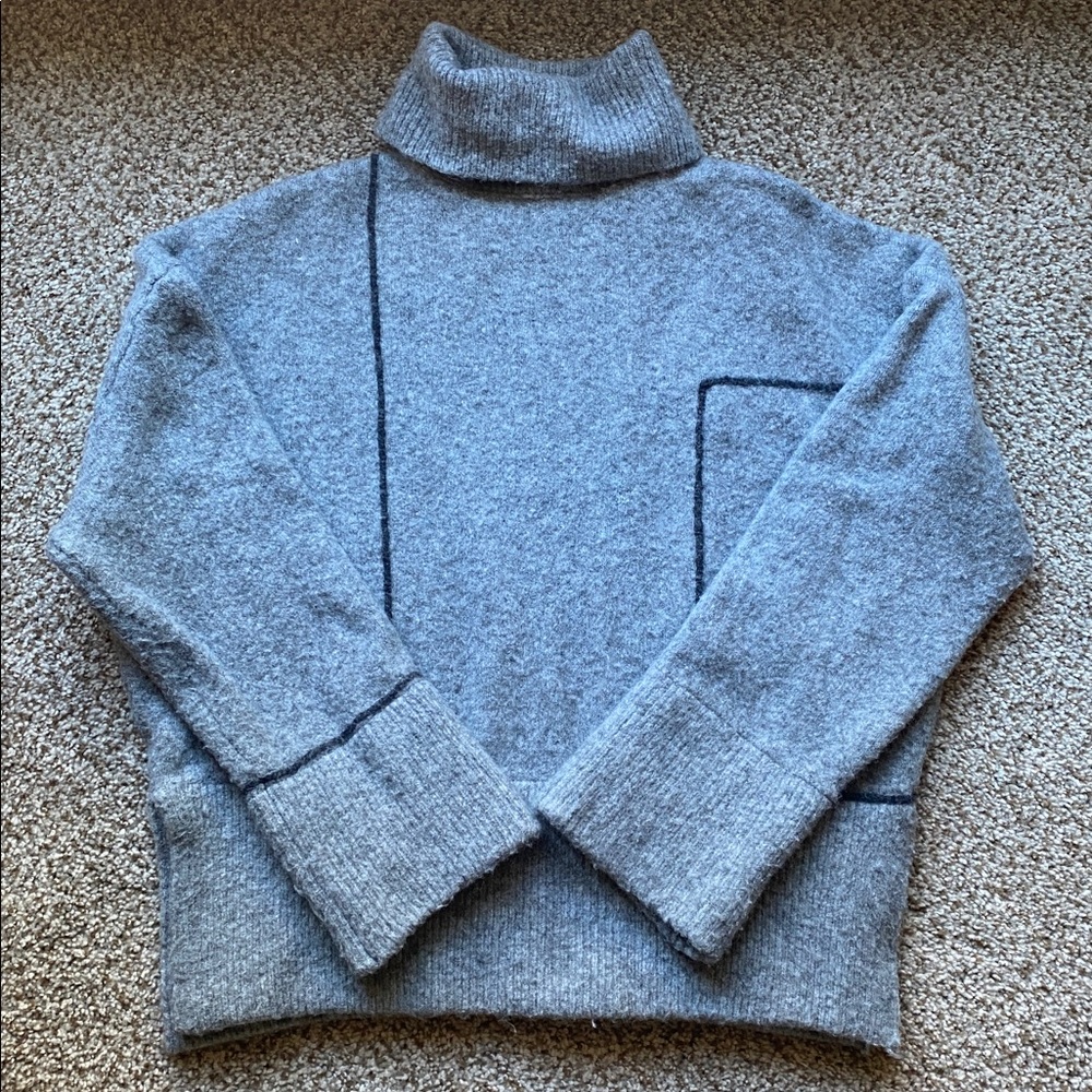 Zara Ladies Gray With Piping Detail Chunky Box Turtleneck Sweater. (S)
